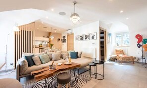 Living area - Apartment in Cannes Near Le Suquet Beach (Cannes)
