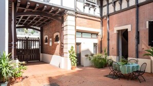 Outdoor dining - Apartment in Cannes Near Le Suquet Beach (Cannes)