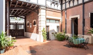 Outdoor dining - Apartment in Cannes Near Le Suquet Beach (Cannes)