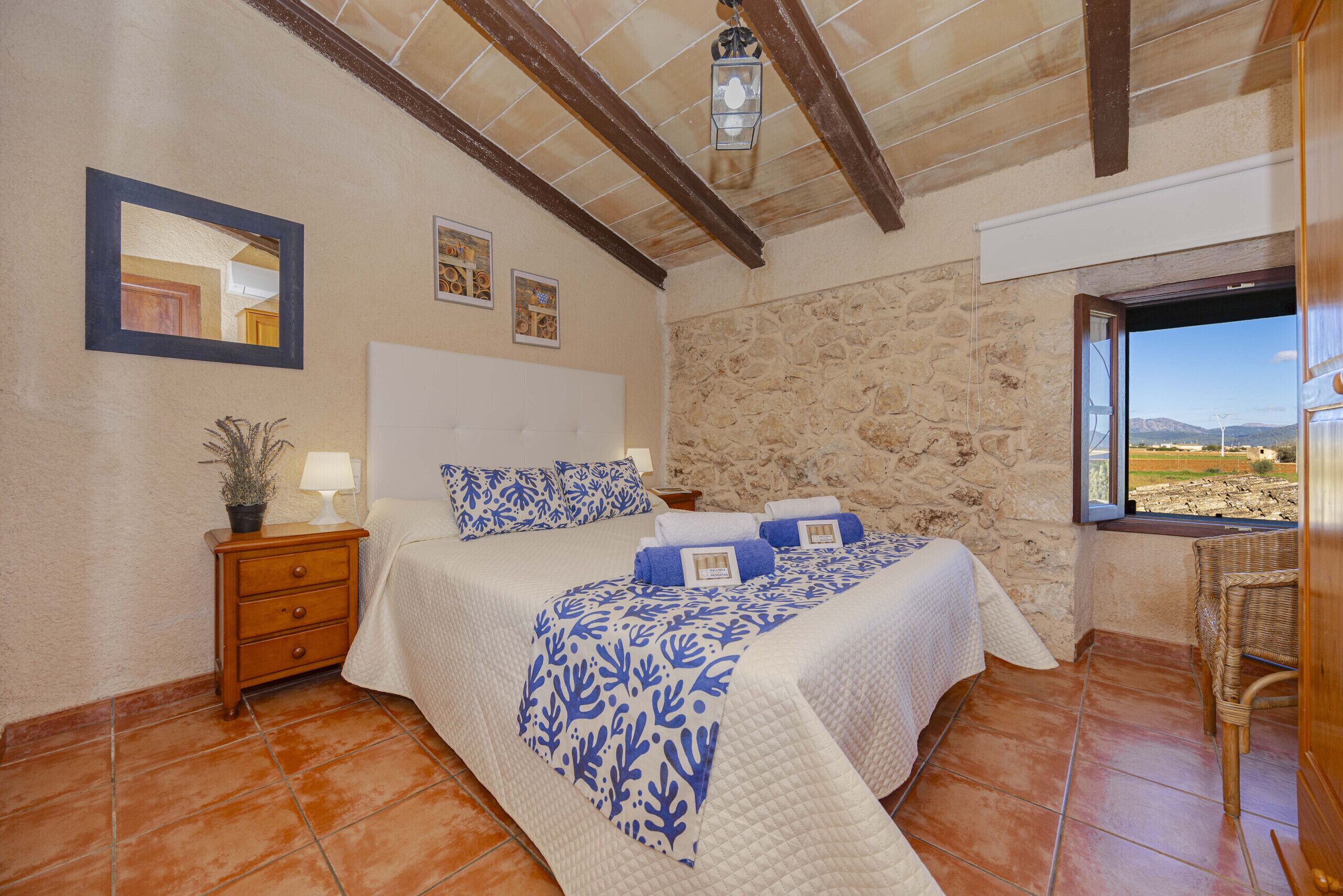 4 slaapkamers, een strijkplank/strijkijzer, gratis wifi, beddengoed