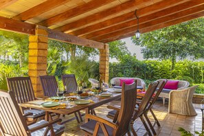 Outdoor dining - Villa Son Pou, your tranquil haven between Muro and Sa Pobla. (Sa Pobla)