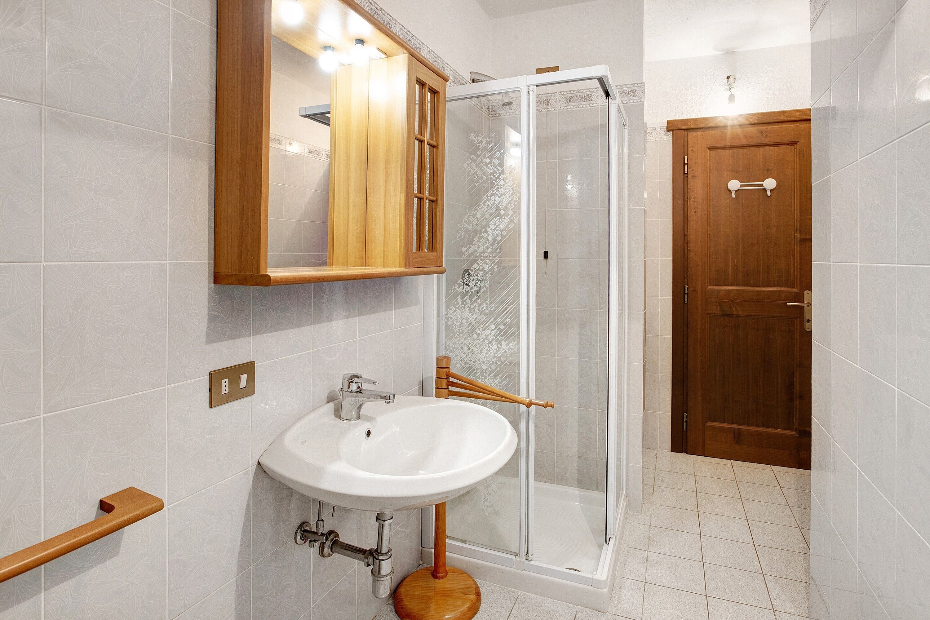 Douche, articles de toilette gratuits, sèche-cheveux