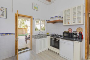 Een koelkast, een magnetron, een oven, een vaatwasser