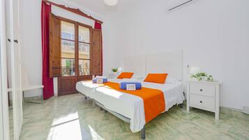 4 slaapkamers, een strijkplank/strijkijzer, gratis wifi, beddengoed