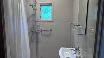 Douche, sĂšche-cheveux, serviettes fournies, papier toilette
