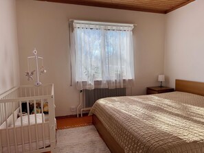 2 عدّة غرف نوم ومكواة/لوح كي وواي فاي وملاءات أسرّة