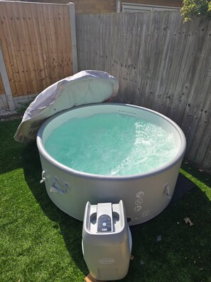 House, 3 Bedrooms, Patio | Outdoor spa tub