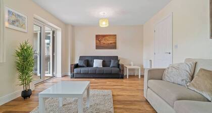 3 Bedroom Cosy-home in Hornchurch With hot tub