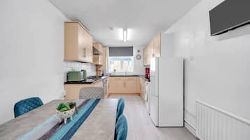 House, 4 Bedrooms, Terrace, City View | Private kitchen