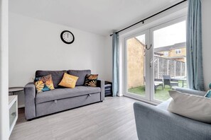 Living area - Charming 4 Bedroom Town House in Romford With City Views (Romford)