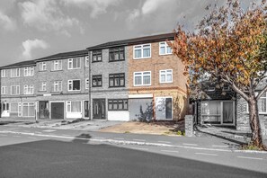 House, 4 Bedrooms, Terrace, City View | Exterior - Charming 4 Bedroom Town House in Romford With City Views (Romford)