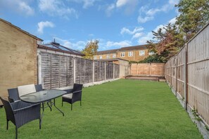 House, 4 Bedrooms, Terrace, City View | Outdoor dining - Charming 4 Bedroom Town House in Romford With City Views (Romford)