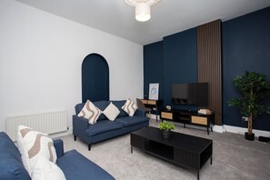 Smart TV - Stylish 3-bed home in NE6 1SH with two king beds and one single, sleeping up to 5 guests. Featuring a spacious kitchen, cozy living room, and 1.5 bathrooms — perfect for families, friends, or professionals visiting Newcastle. (Newcastle)