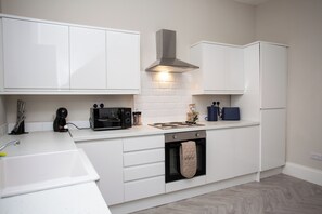 Fridge, microwave, oven, stovetop - Stylish 3-bed home in NE6 1SH with two king beds and one single, sleeping up to 5 guests. Featuring a spacious kitchen, cozy living room, and 1.5 bathrooms — perfect for families, friends, or professionals visiting Newcastle. (Newcastle)