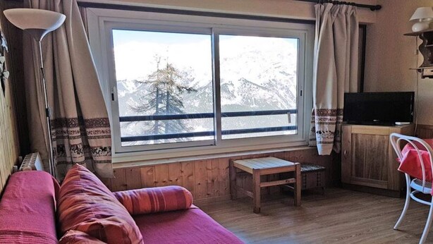 Living area - P2303 - Large Studio - Sleeps 4 - Resort Center (Puy-Saint-Vincent)