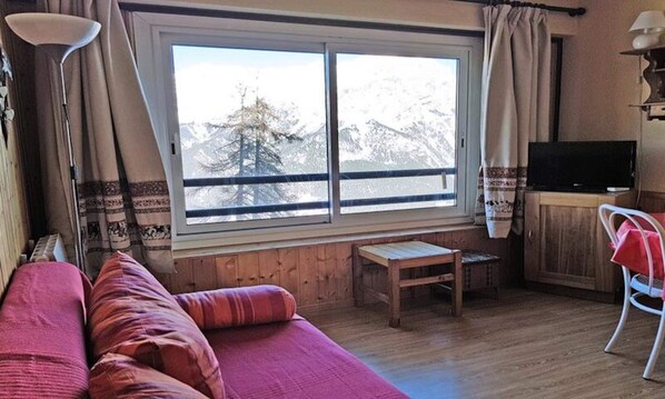 Living area - P2303 - Large Studio - Sleeps 4 - Resort Center (Puy-Saint-Vincent)