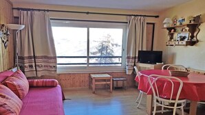Living area - P2303 - Large Studio - Sleeps 4 - Resort Center (Puy-Saint-Vincent)