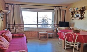 Living area - P2303 - Large Studio - Sleeps 4 - Resort Center (Puy-Saint-Vincent)