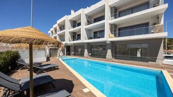 Una piscina al aire libre