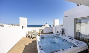 Terrace/patio - Apartment in Burgau With Rooftop Jacuzzi (Vila do Bispo)
