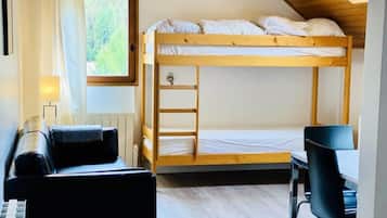 Iron/ironing board, bed sheets