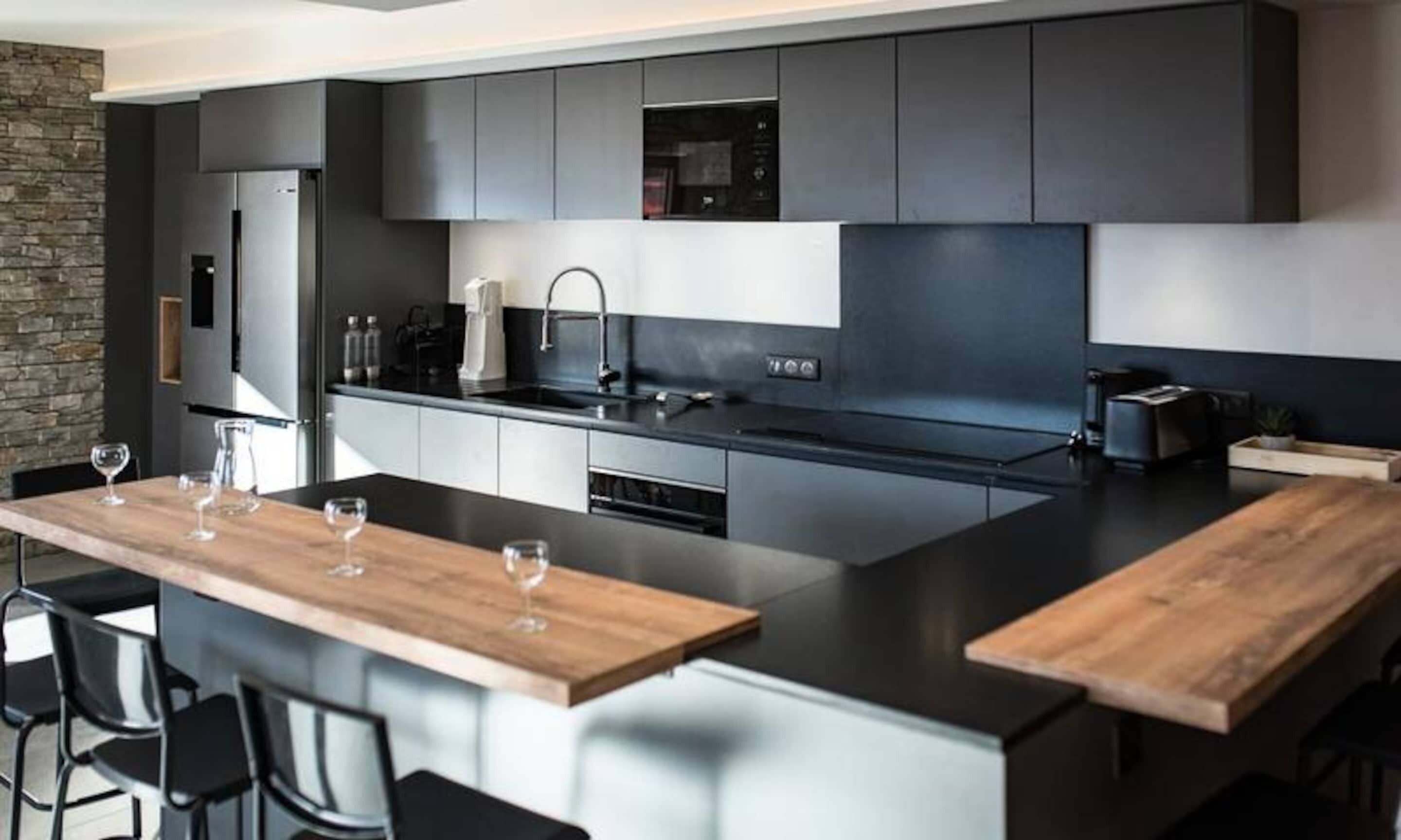 Microwave, oven, dishwasher, coffee/tea maker