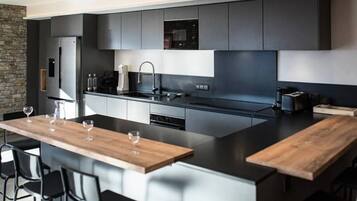 Microwave, oven, dishwasher, coffee/tea maker