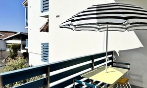 Outdoor dining - Holiday Home Near Ocean With Balcony (Biscarrosse)