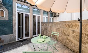 Outdoor dining - Apartment in Porto With River View (Porto)