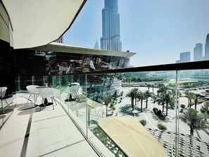 Balcony - Venduras Elite 2BR Burj Khalifa View (Dubai)