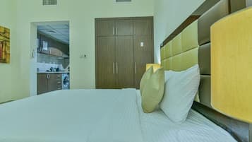 Schreibtisch, laptopgeeigneter Arbeitsplatz, Verdunkelungsvorhänge