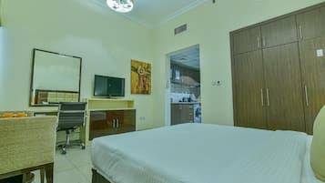 Schreibtisch, laptopgeeigneter Arbeitsplatz, Verdunkelungsvorhänge