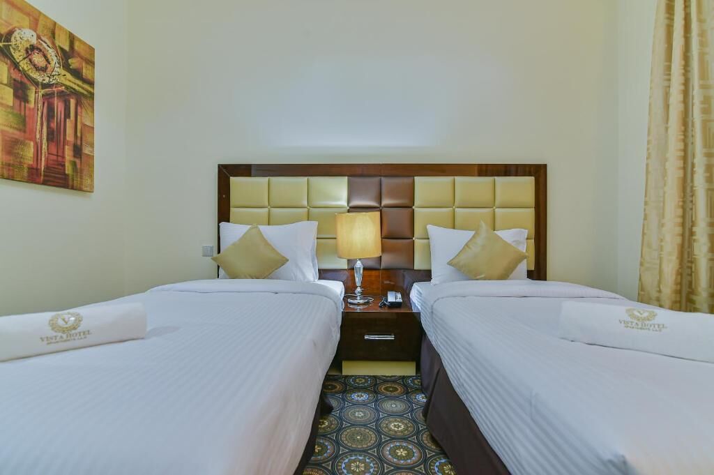 Työpöytä, kannettavalle tietokoneelle sopiva työtila, pimennysverhot