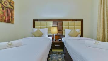 Työpöytä, kannettavalle tietokoneelle sopiva työtila, pimennysverhot