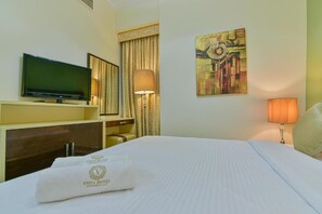 Desk, laptop workspace, blackout drapes, iron/ironing board - VISTA HOTEL APARTMENTS (Dubai)