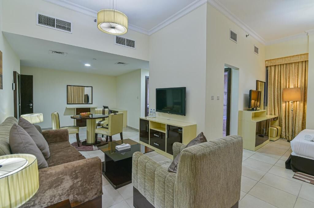 Schreibtisch, laptopgeeigneter Arbeitsplatz, Verdunkelungsvorhänge