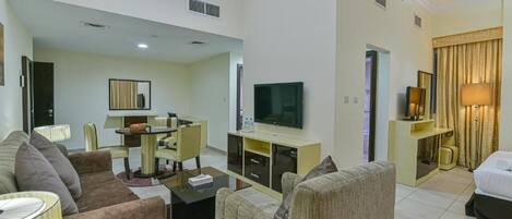 Escritorio, espacio para trabajar con laptop y cortinas blackout