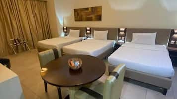 Een bureau, een laptopwerkplek, verduisterende gordijnen