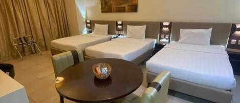 Skrivebord, skrivebord for bærbar PC og blendingsgardiner