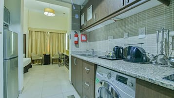 Työpöytä, kannettavalle tietokoneelle sopiva työtila, pimennysverhot