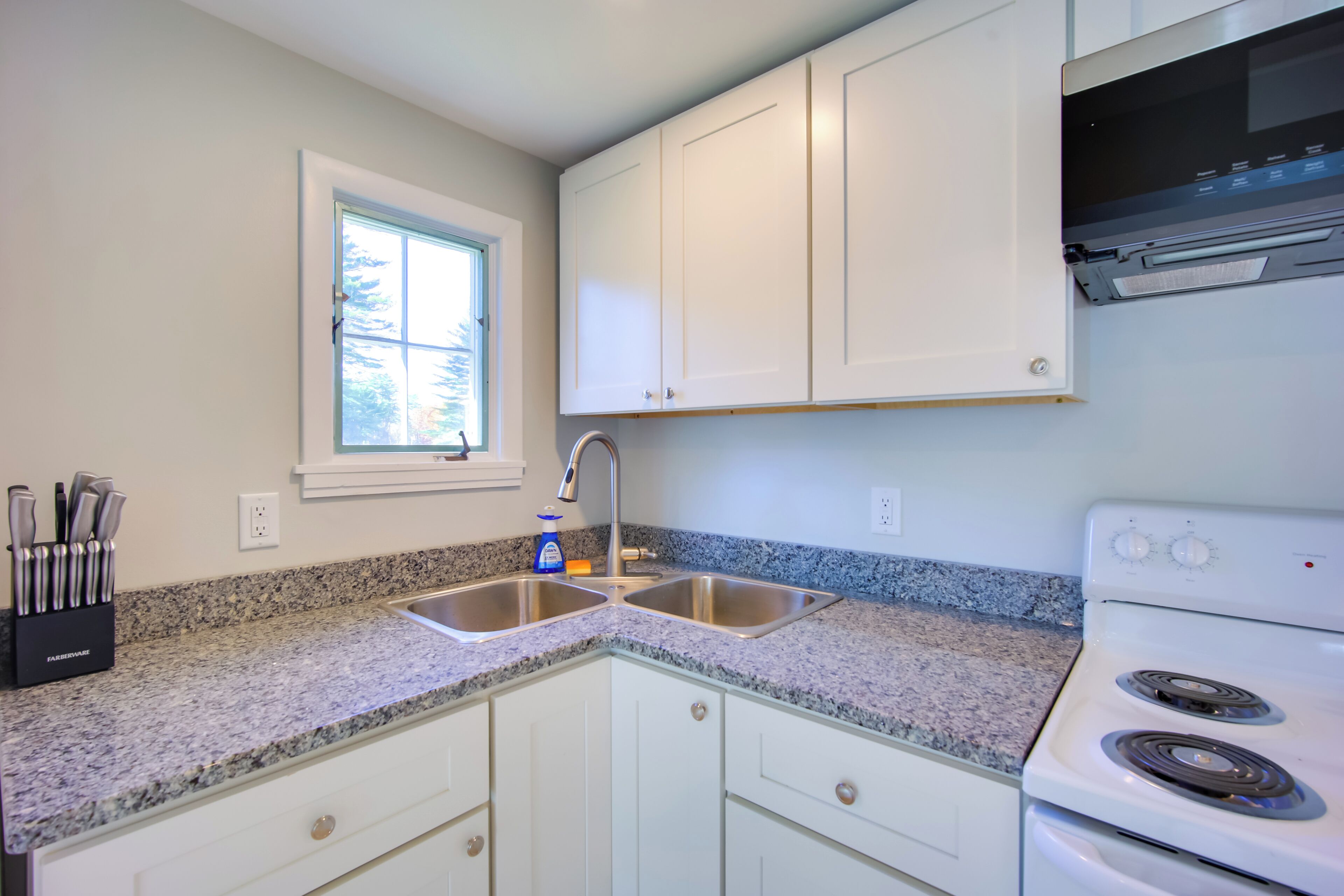 Réfrigérateur, micro-ondes, plaque de cuisson, cafetière/bouilloire