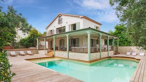 A house with a swimming pool, a covered patio, and a wooden deck. - Douceur de vivre tropezienne: renovated house near beach and village (Gassin)