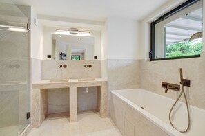 Douche, séchoir à cheveux, savon, papier de toilette