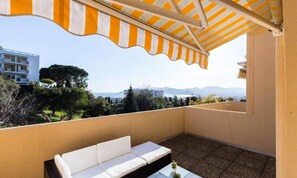 Property grounds - Apartment in Cannes With Sea View & Pool (Cannes)