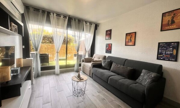 Living area - Apartments for 3 People (Le Grau-Du-Roi)