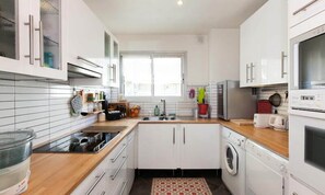 Fridge, microwave, oven, dishwasher - 3-room Apartment in the City Center, Near the Croisette & Palais (Cannes)