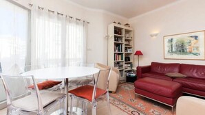 Living area - 3-room Apartment in the City Center, Near the Croisette & Palais (Cannes)