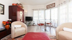 Living area - 3-room Apartment in the City Center, Near the Croisette & Palais (Cannes)