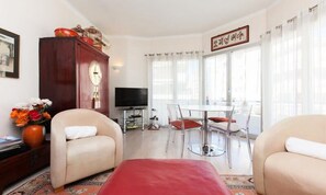 Living area - 3-room Apartment in the City Center, Near the Croisette & Palais (Cannes)