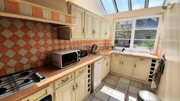 Fridge, oven, dishwasher, coffee/tea maker